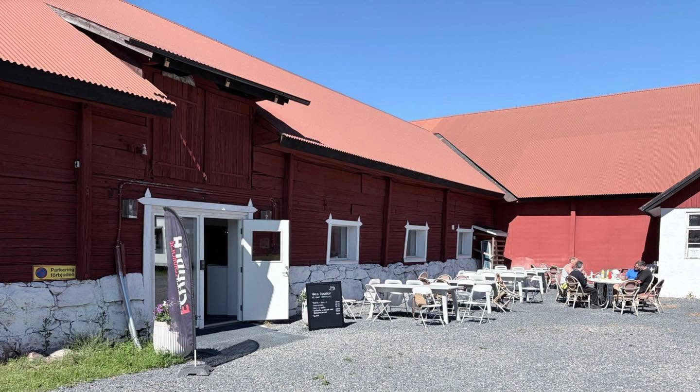 Gårdsplanen utanför EChurch i Ålands Österby med kafébord i solen
